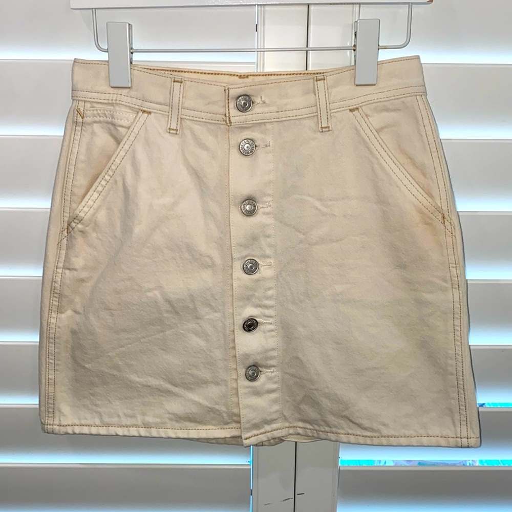 LEVIS BIG E CREAM MINI SKIRT. VINTAGE SIZE 25